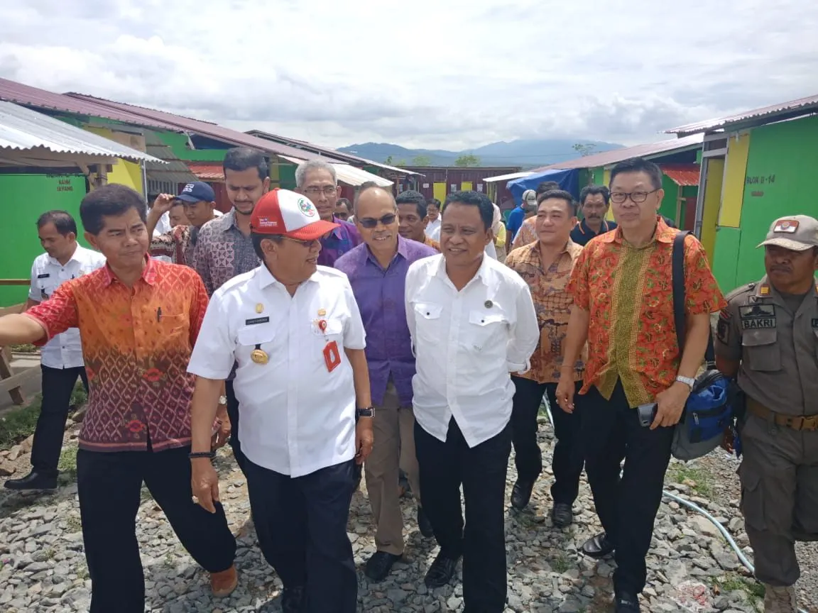 Building shelters after the disaster in Sulawesi